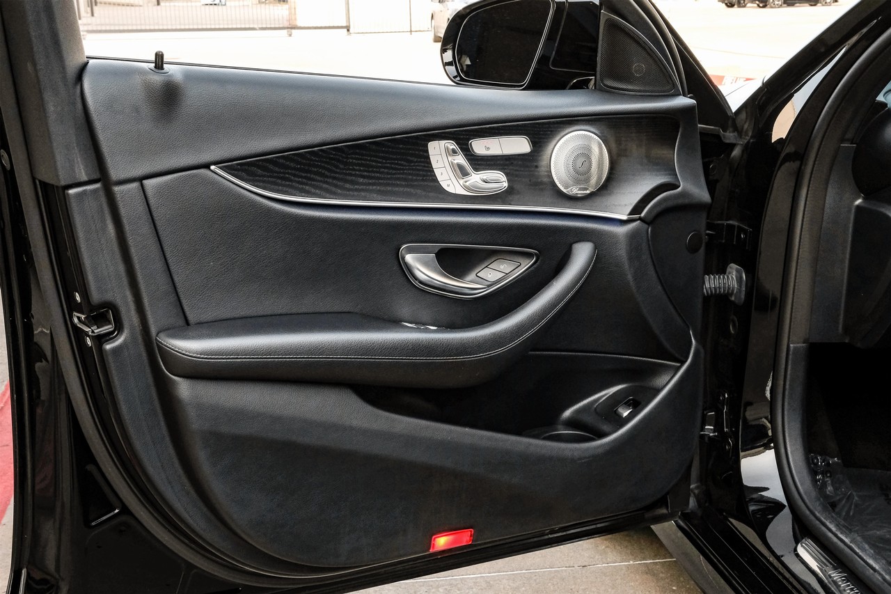 Mercedes-Benz E-Class Vehicle Main Gallery Image 47