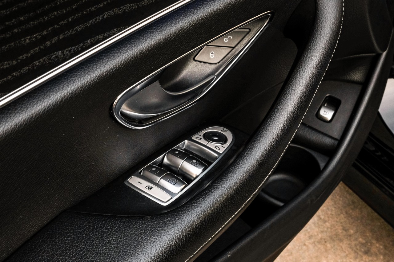 Mercedes-Benz E-Class Vehicle Main Gallery Image 48