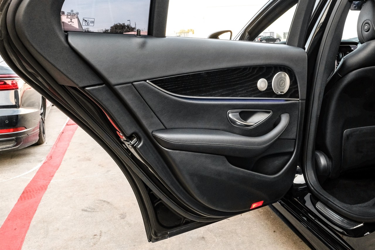 Mercedes-Benz E-Class Vehicle Main Gallery Image 51