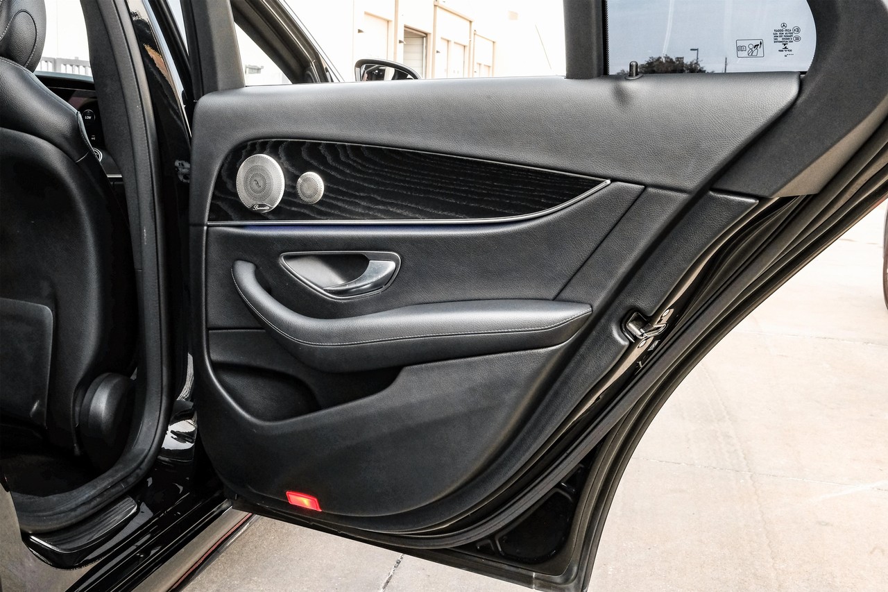 Mercedes-Benz E-Class Vehicle Main Gallery Image 53