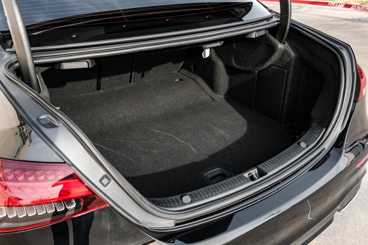 Mercedes-Benz E-Class Vehicle Main Gallery Image 57