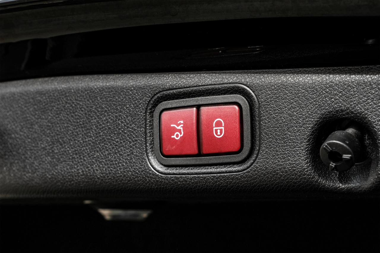 Mercedes-Benz E-Class Vehicle Main Gallery Image 58