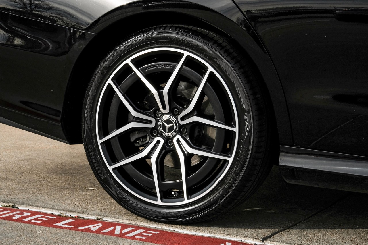 Mercedes-Benz E-Class Vehicle Main Gallery Image 59