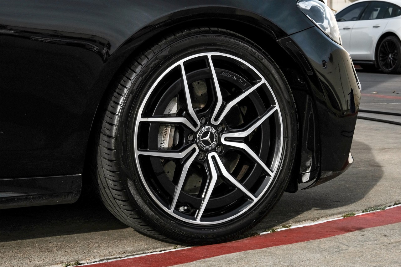 Mercedes-Benz E-Class Vehicle Main Gallery Image 60