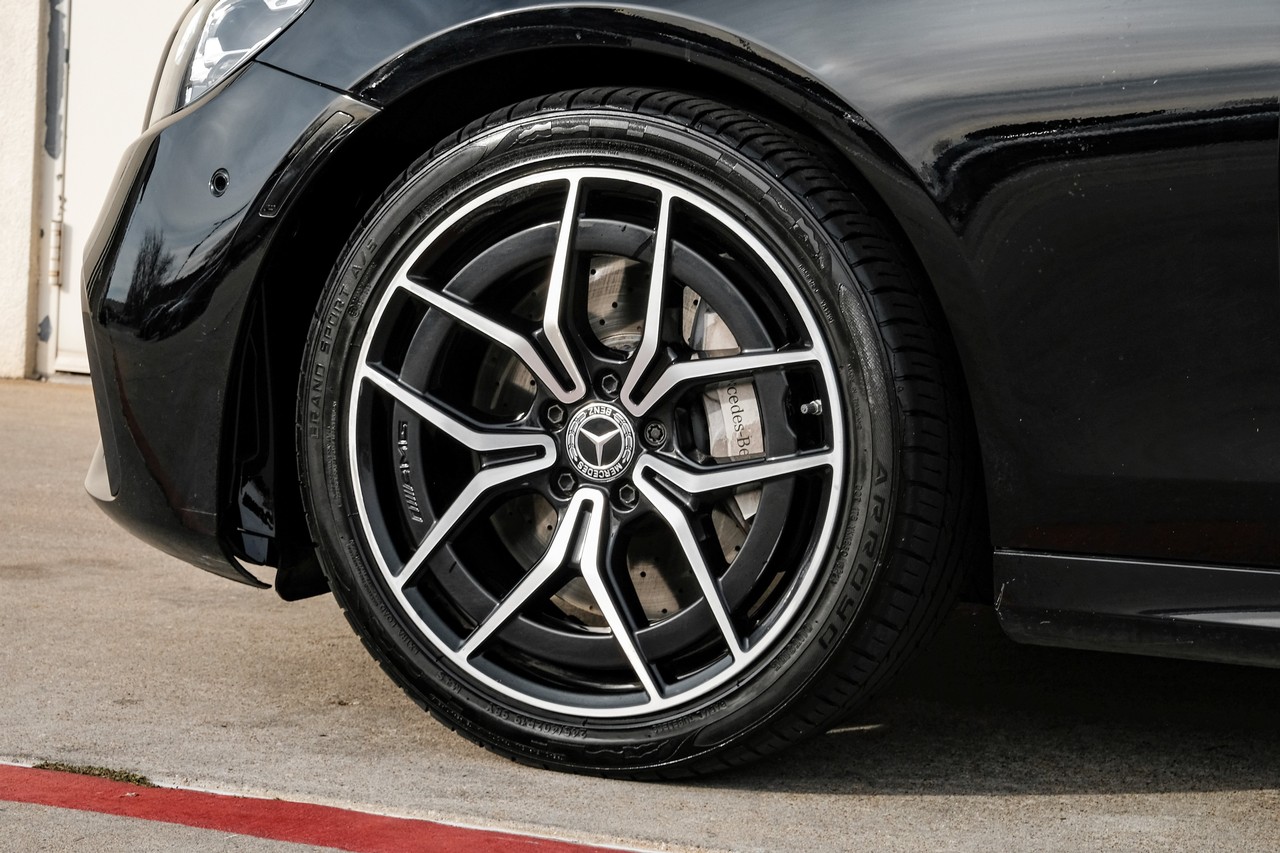 Mercedes-Benz E-Class Vehicle Main Gallery Image 61