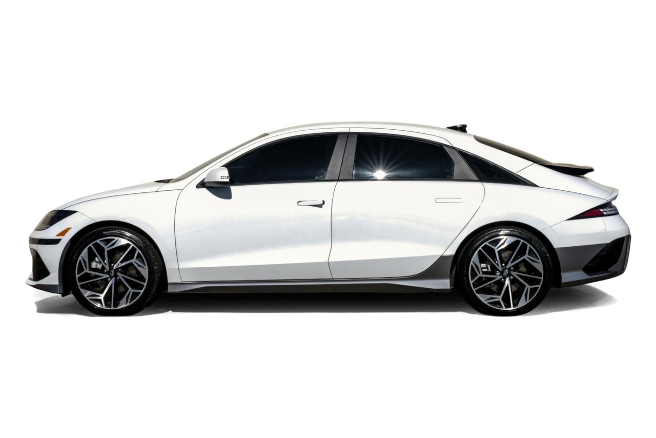 Hyundai IONIQ 6 Vehicle Main Gallery Image 11