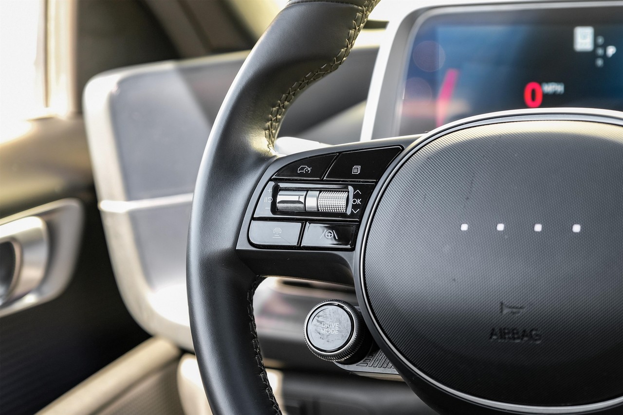 Hyundai IONIQ 6 Vehicle Main Gallery Image 17