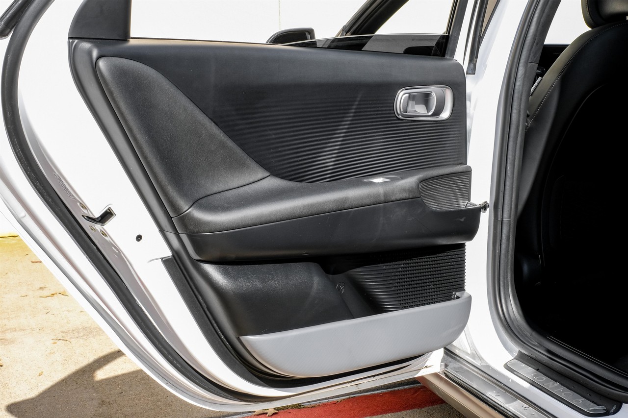 Hyundai IONIQ 6 Vehicle Main Gallery Image 44