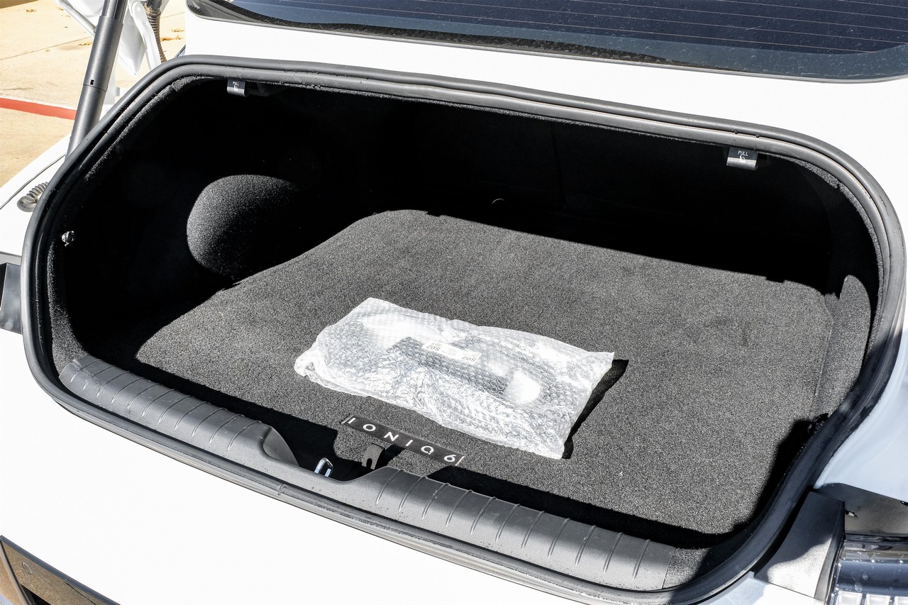 Hyundai IONIQ 6 Vehicle Main Gallery Image 48