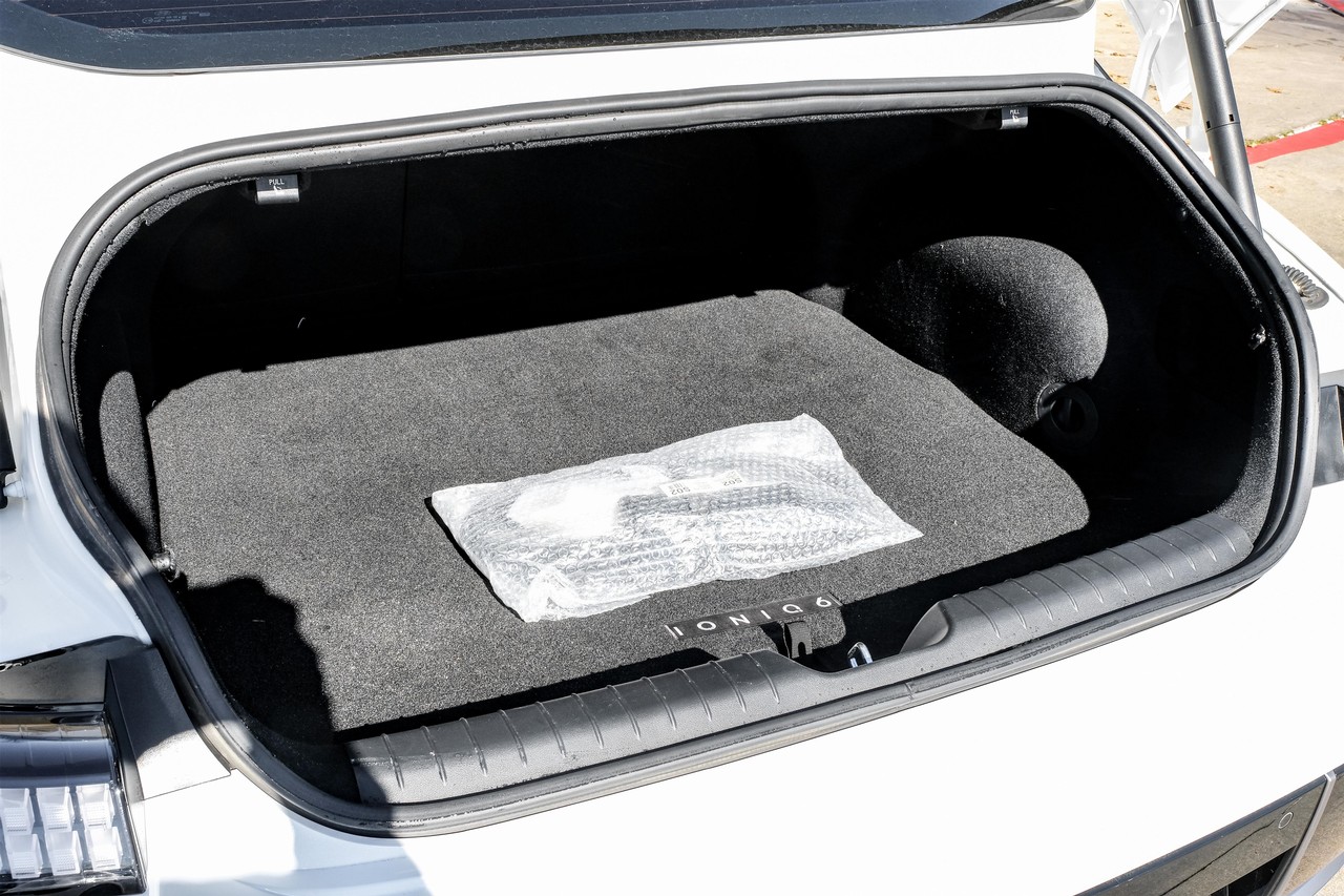 Hyundai IONIQ 6 Vehicle Main Gallery Image 49