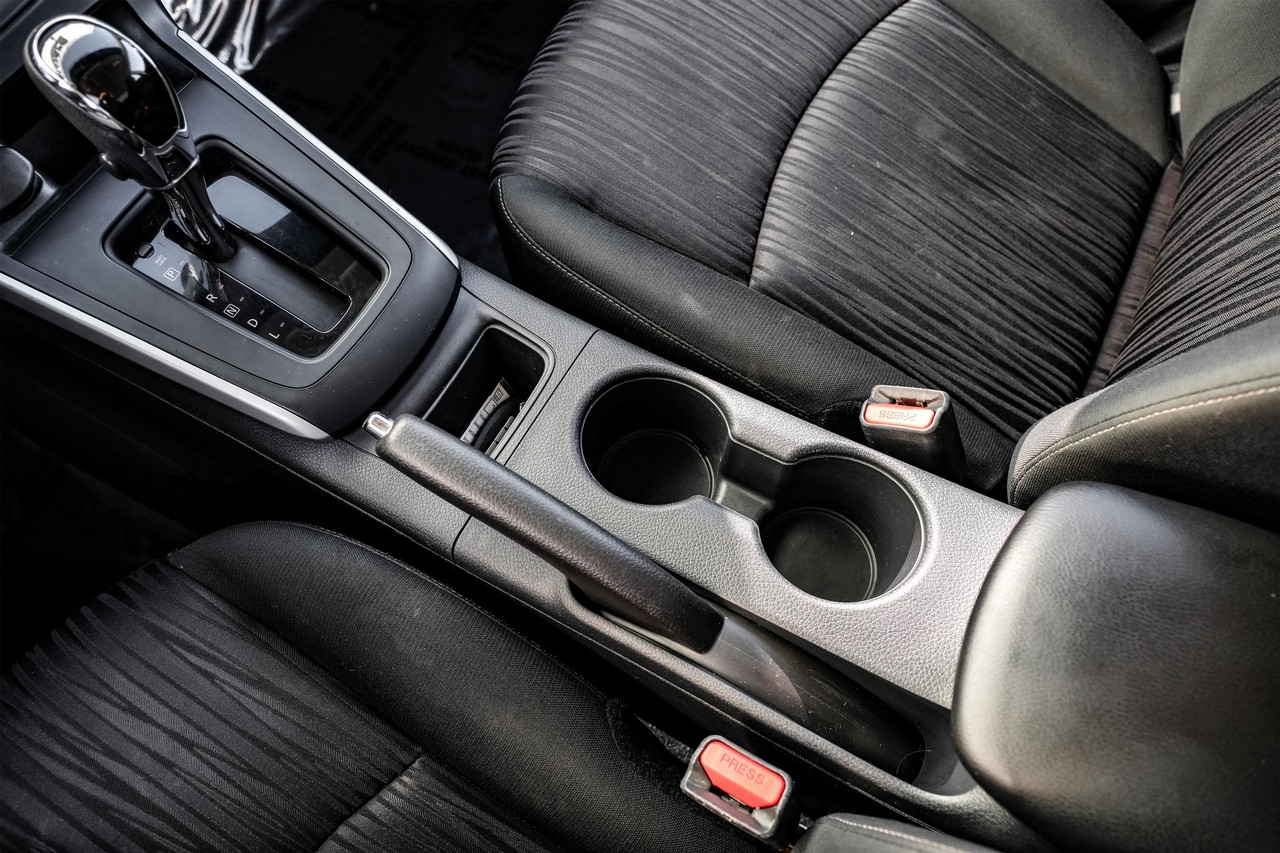 Nissan Sentra Vehicle Main Gallery Image 21