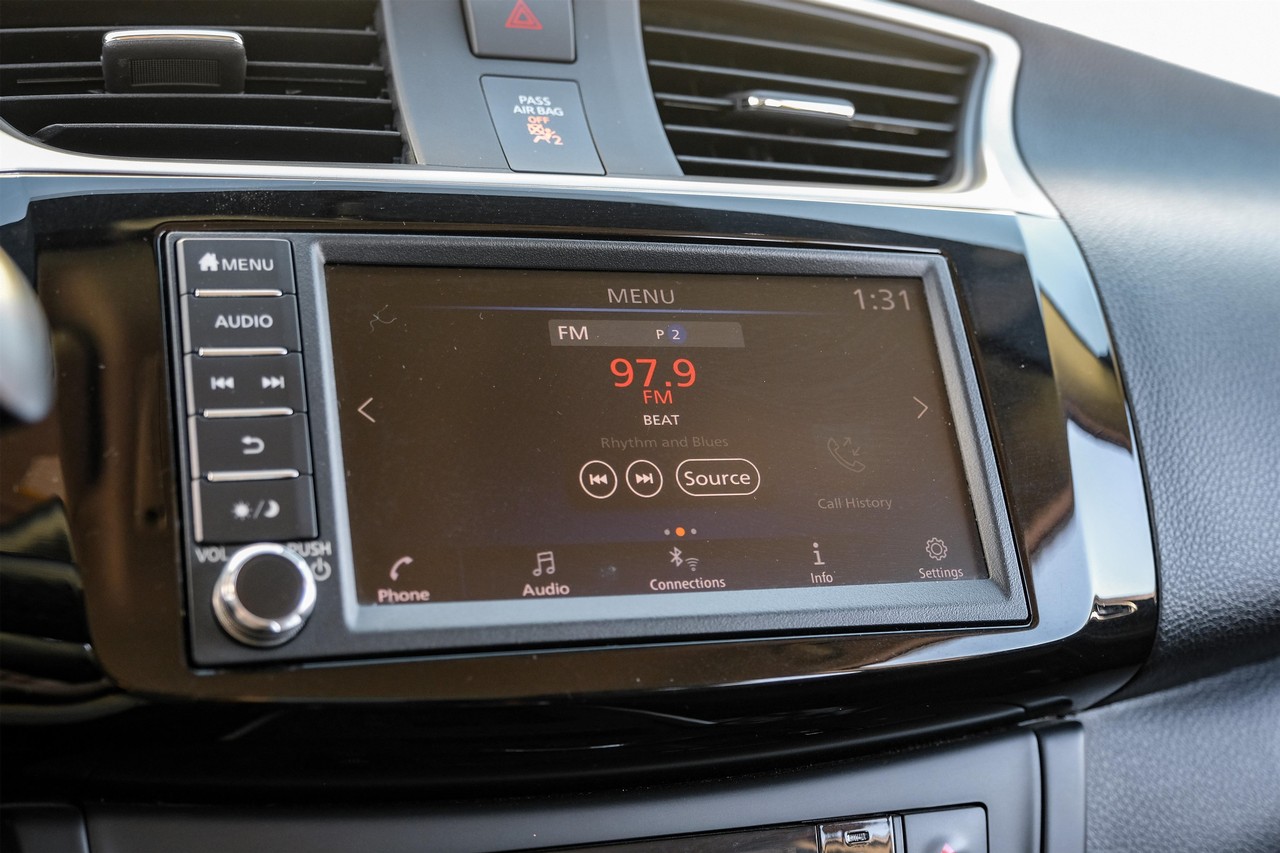 Nissan Sentra Vehicle Main Gallery Image 24