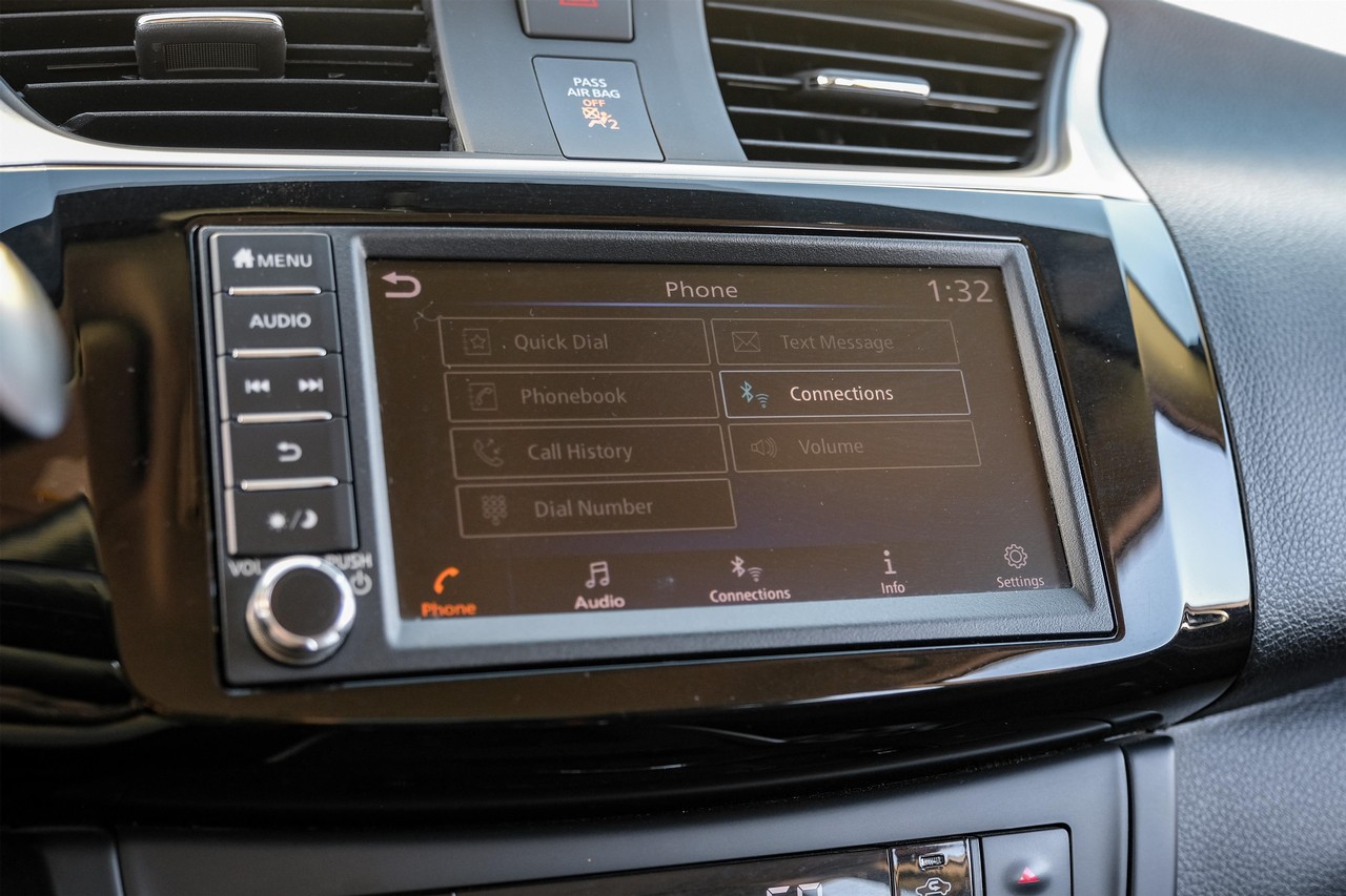 Nissan Sentra Vehicle Main Gallery Image 25