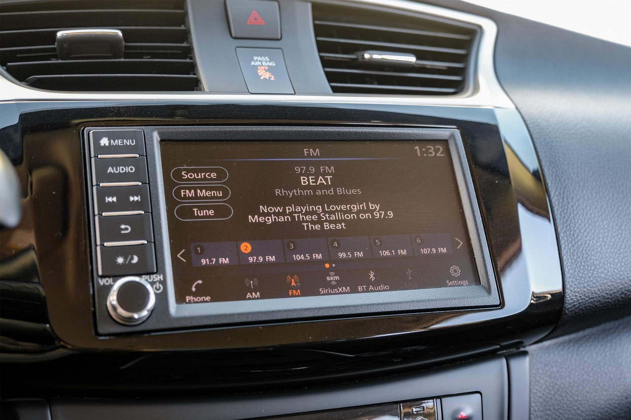 Nissan Sentra Vehicle Main Gallery Image 26