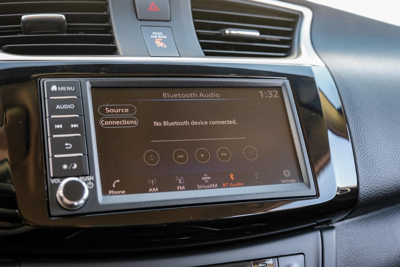 Nissan Sentra Vehicle Main Gallery Image 27