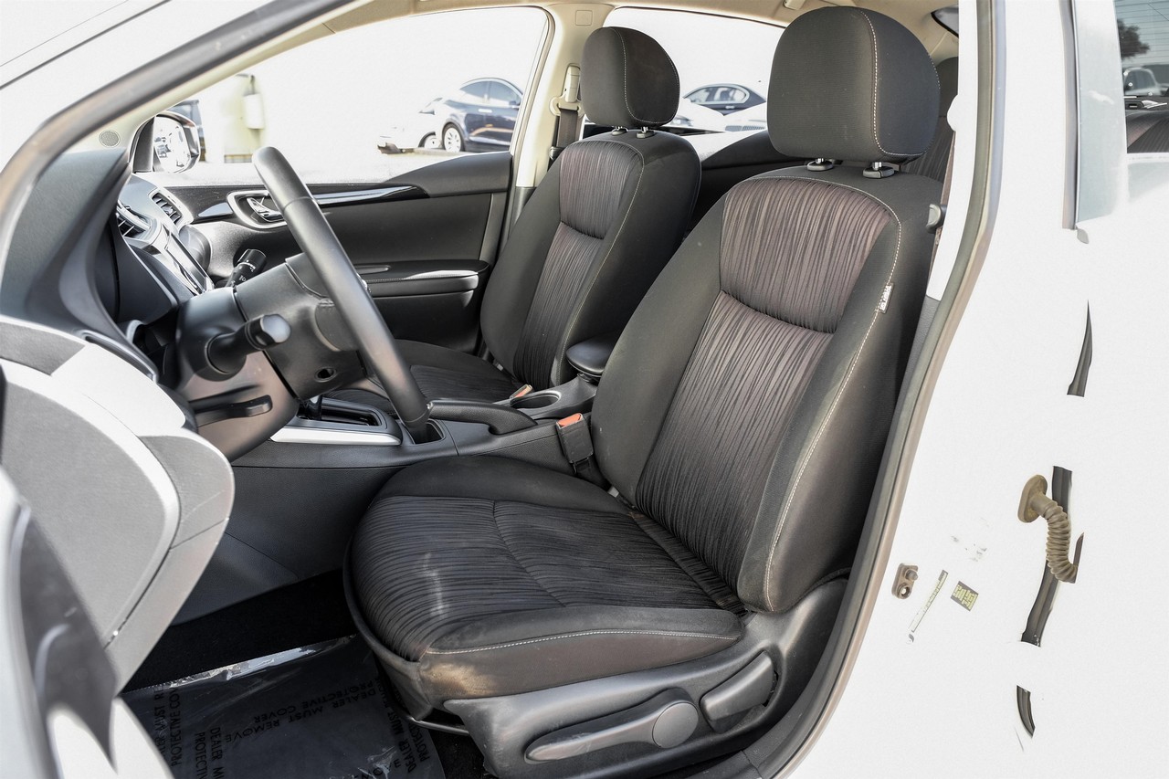 Nissan Sentra Vehicle Main Gallery Image 30