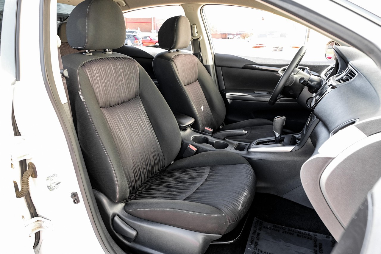 Nissan Sentra Vehicle Main Gallery Image 32