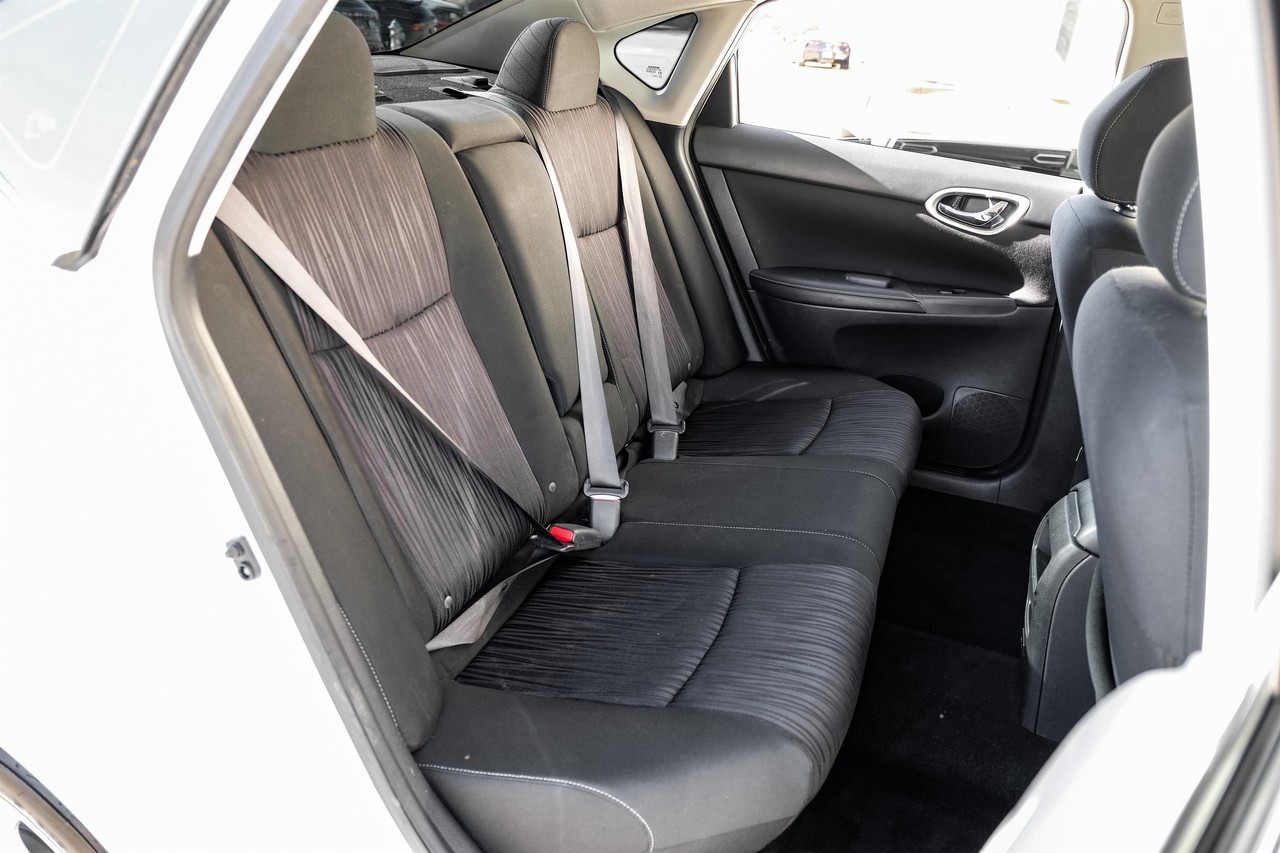 Nissan Sentra Vehicle Main Gallery Image 33