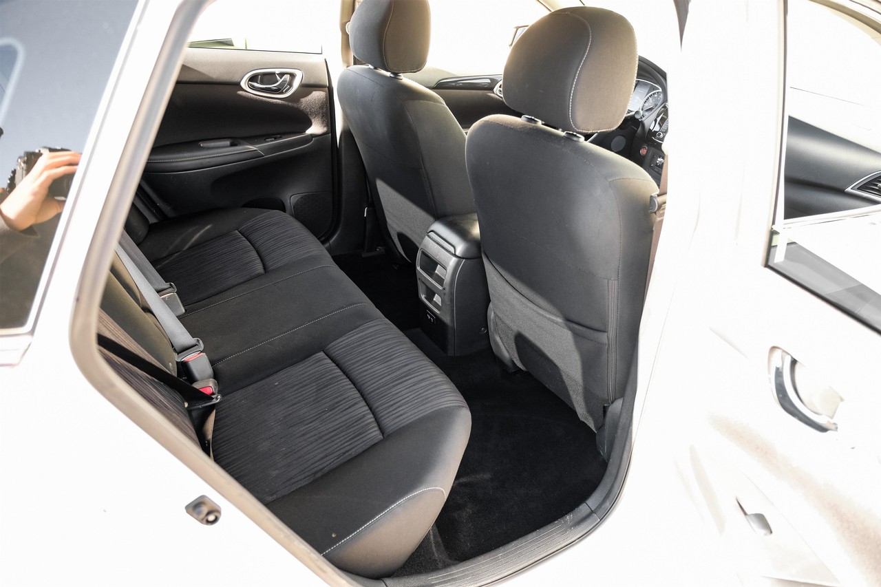 Nissan Sentra Vehicle Main Gallery Image 34