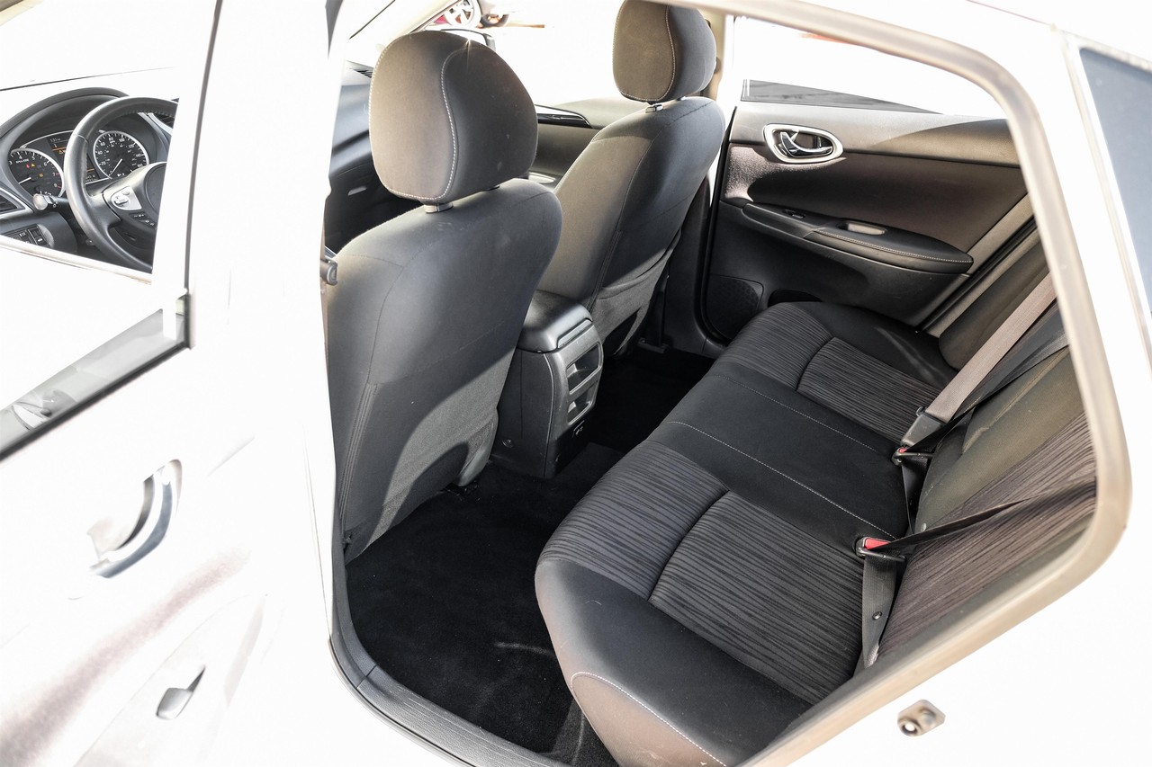 Nissan Sentra Vehicle Main Gallery Image 35