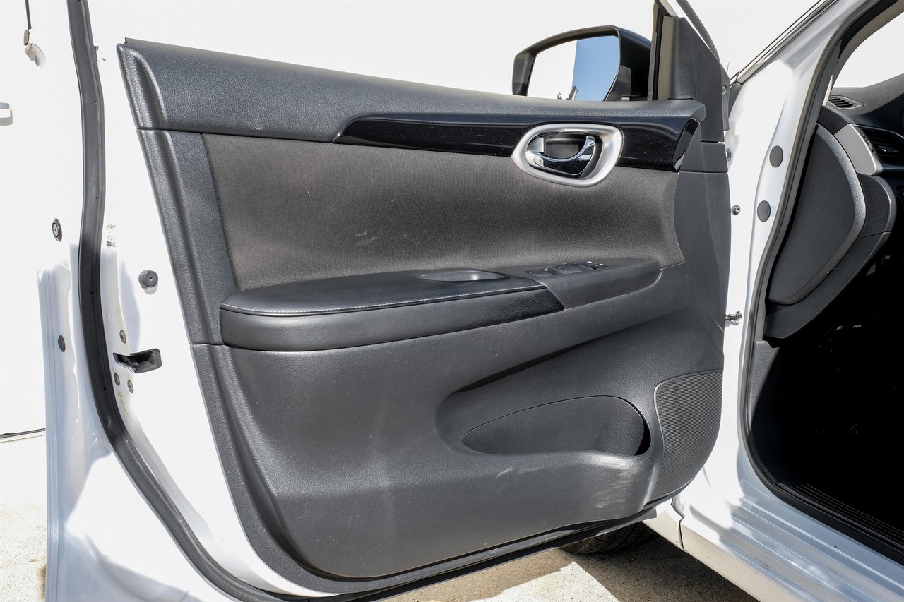 Nissan Sentra Vehicle Main Gallery Image 39