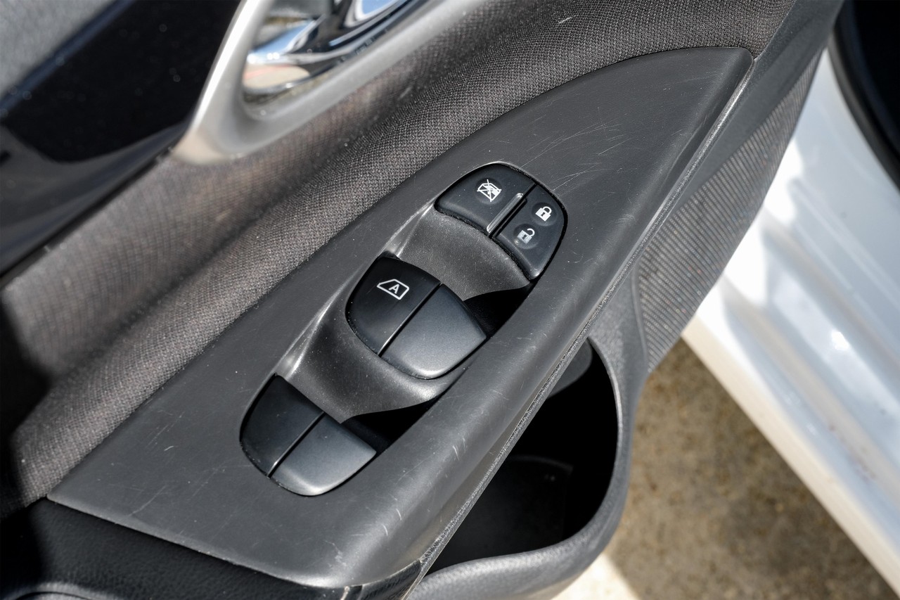 Nissan Sentra Vehicle Main Gallery Image 40