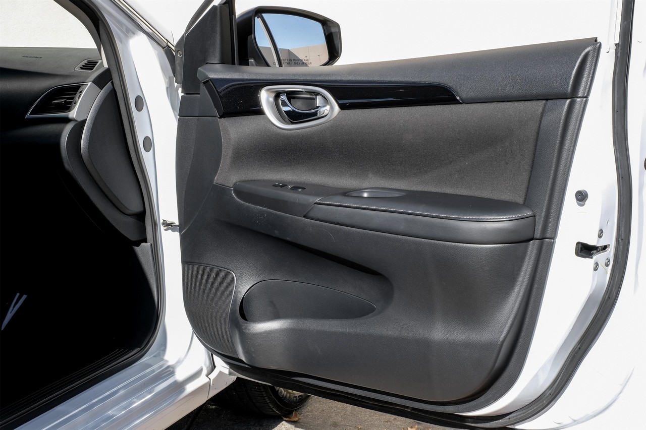 Nissan Sentra Vehicle Main Gallery Image 41