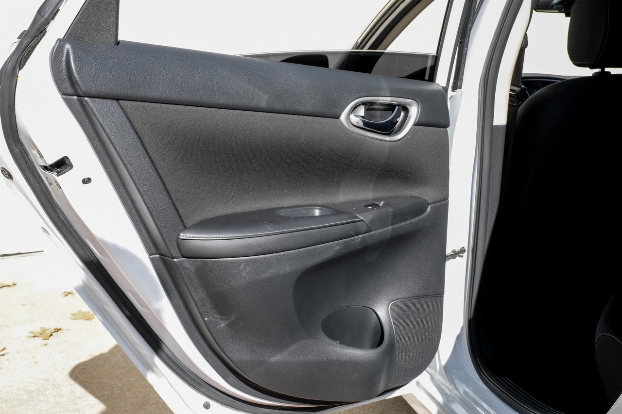 Nissan Sentra Vehicle Main Gallery Image 42