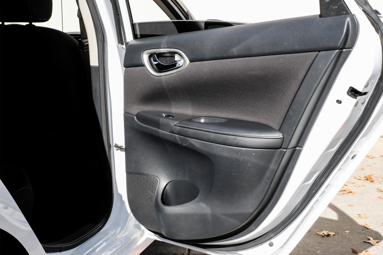 Nissan Sentra Vehicle Main Gallery Image 43