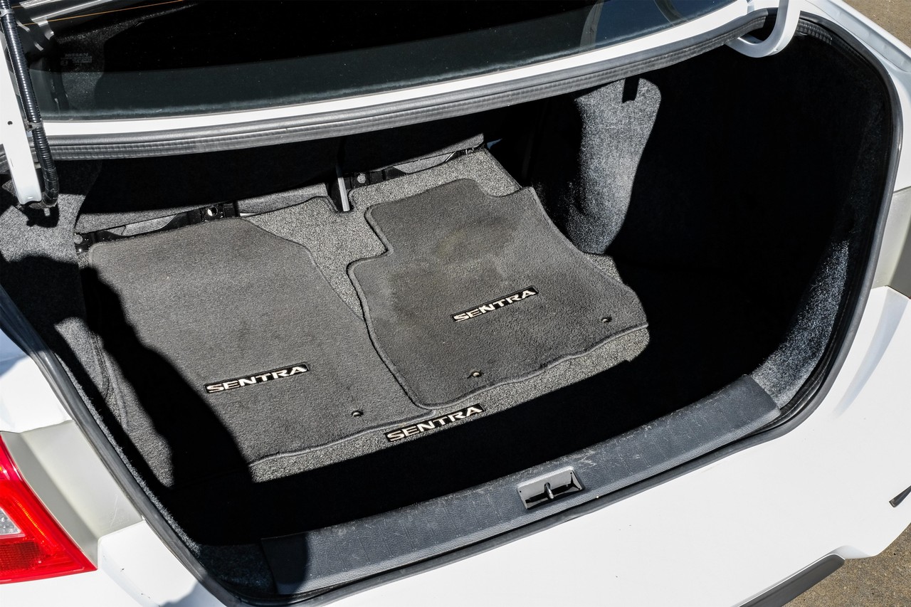 Nissan Sentra Vehicle Main Gallery Image 47