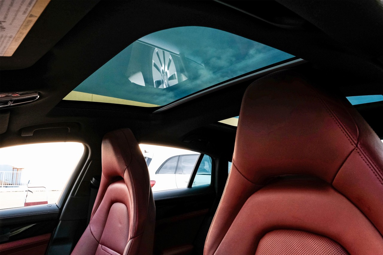 Porsche Panamera Vehicle Main Gallery Image 05