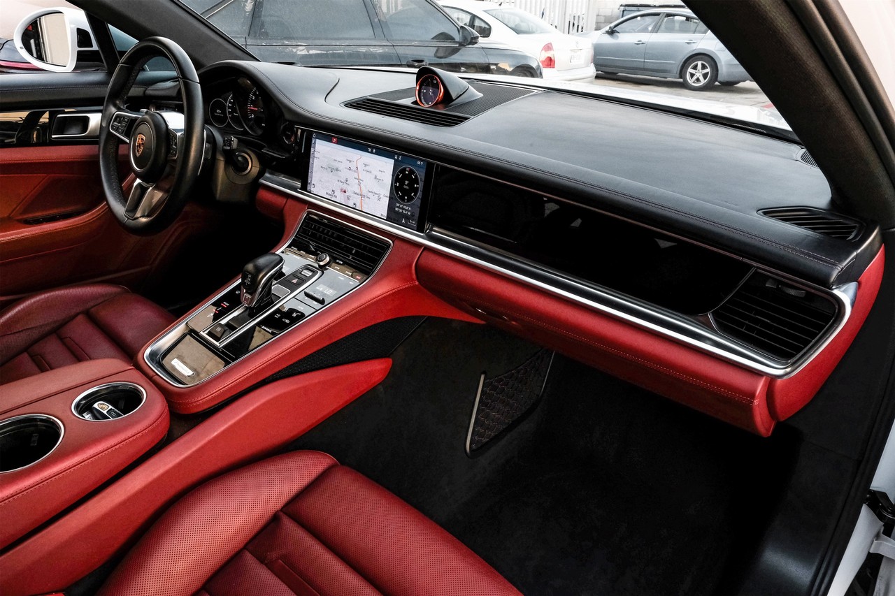 Porsche Panamera Vehicle Main Gallery Image 13