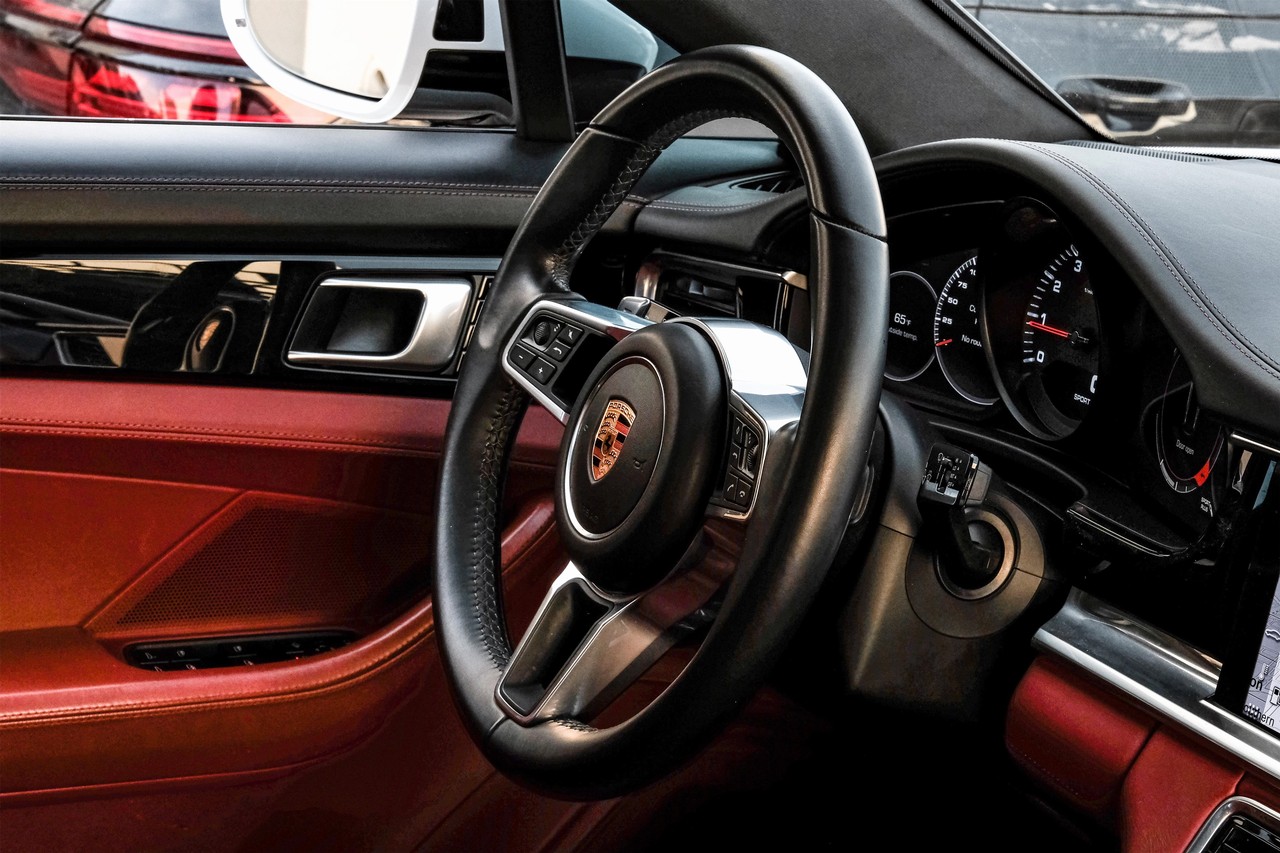 Porsche Panamera Vehicle Main Gallery Image 14