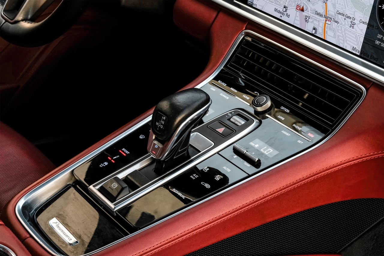 Porsche Panamera Vehicle Main Gallery Image 23