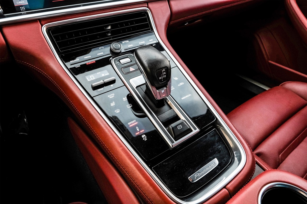 Porsche Panamera Vehicle Main Gallery Image 24