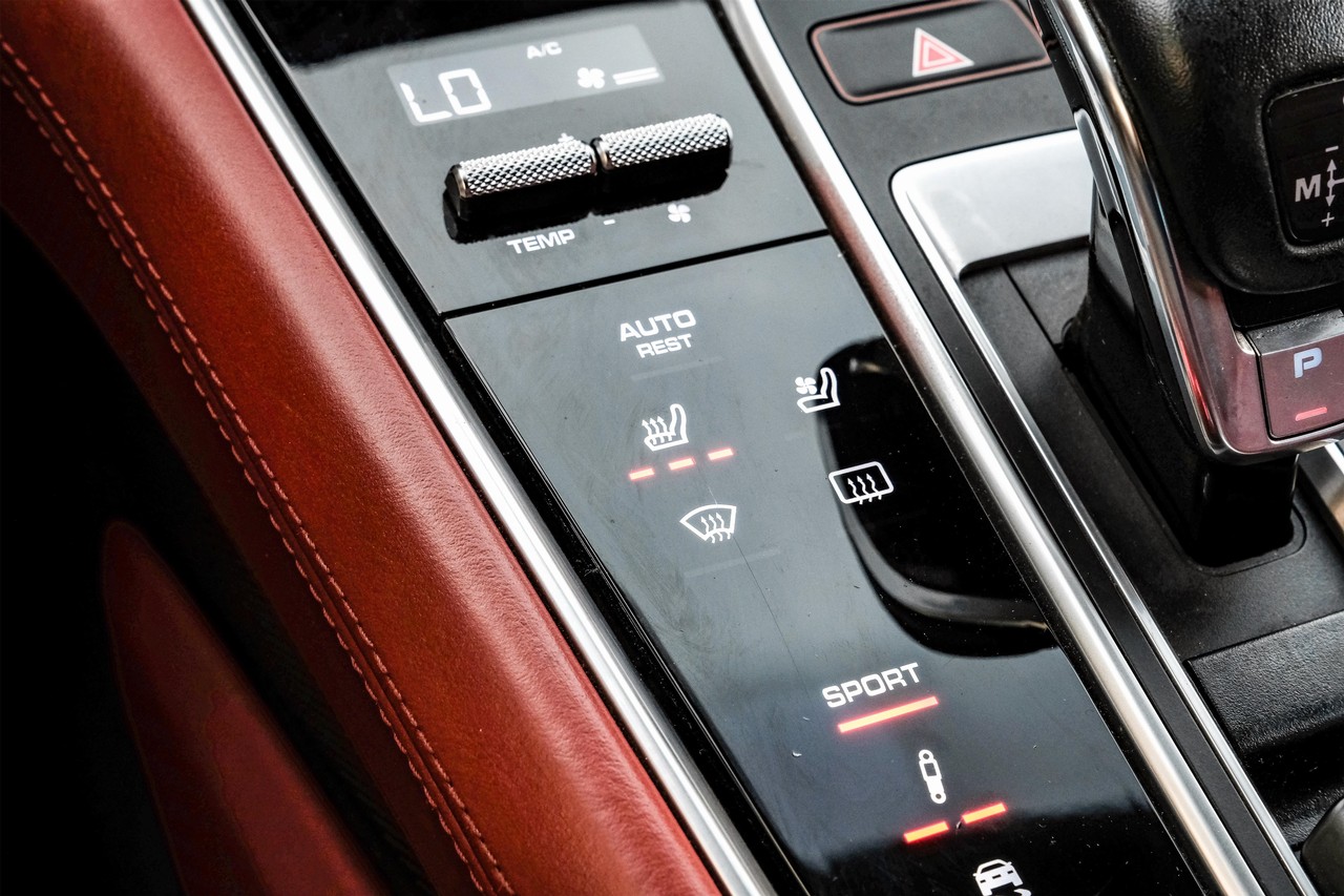 Porsche Panamera Vehicle Main Gallery Image 25