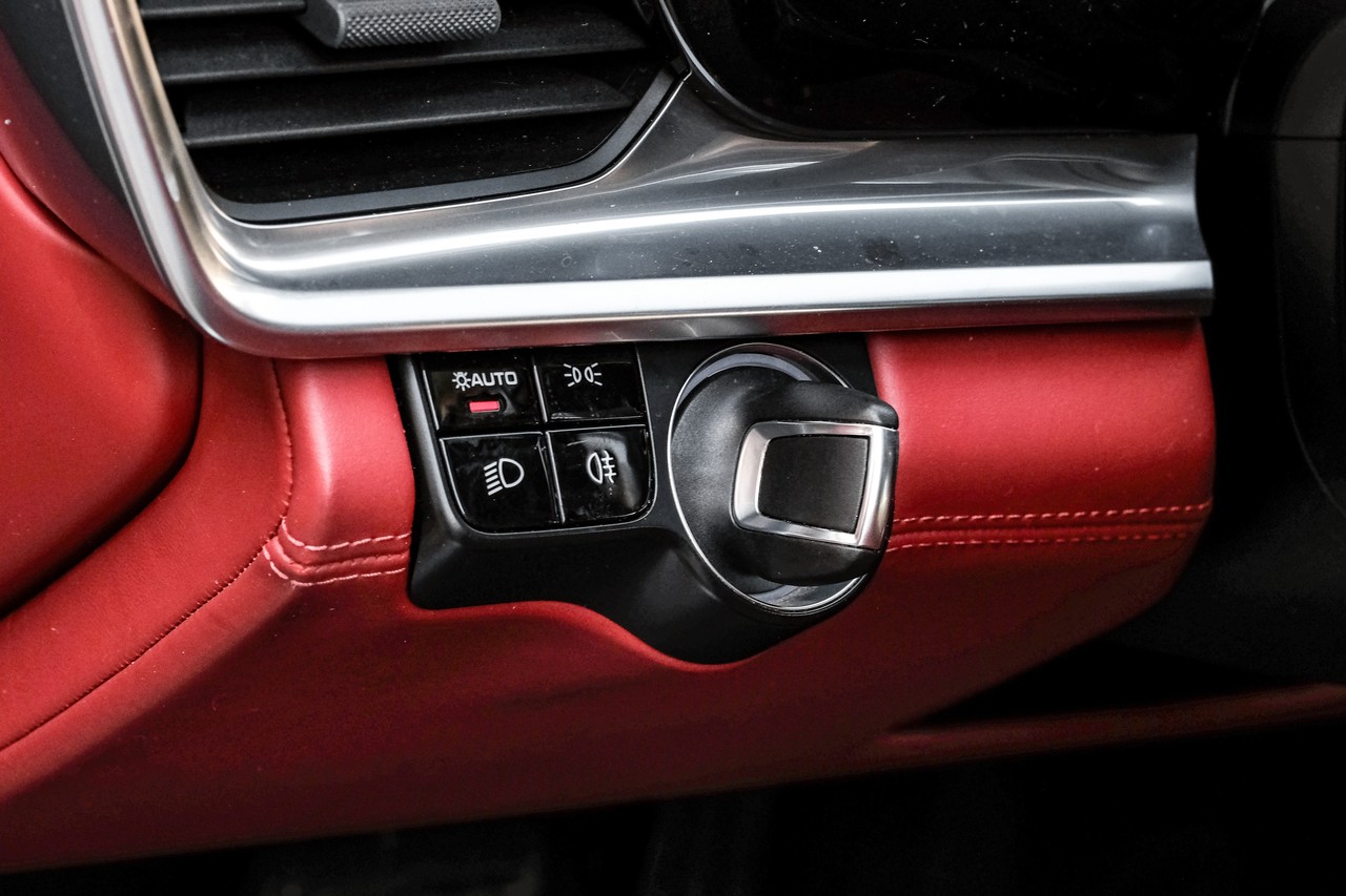 Porsche Panamera Vehicle Main Gallery Image 27