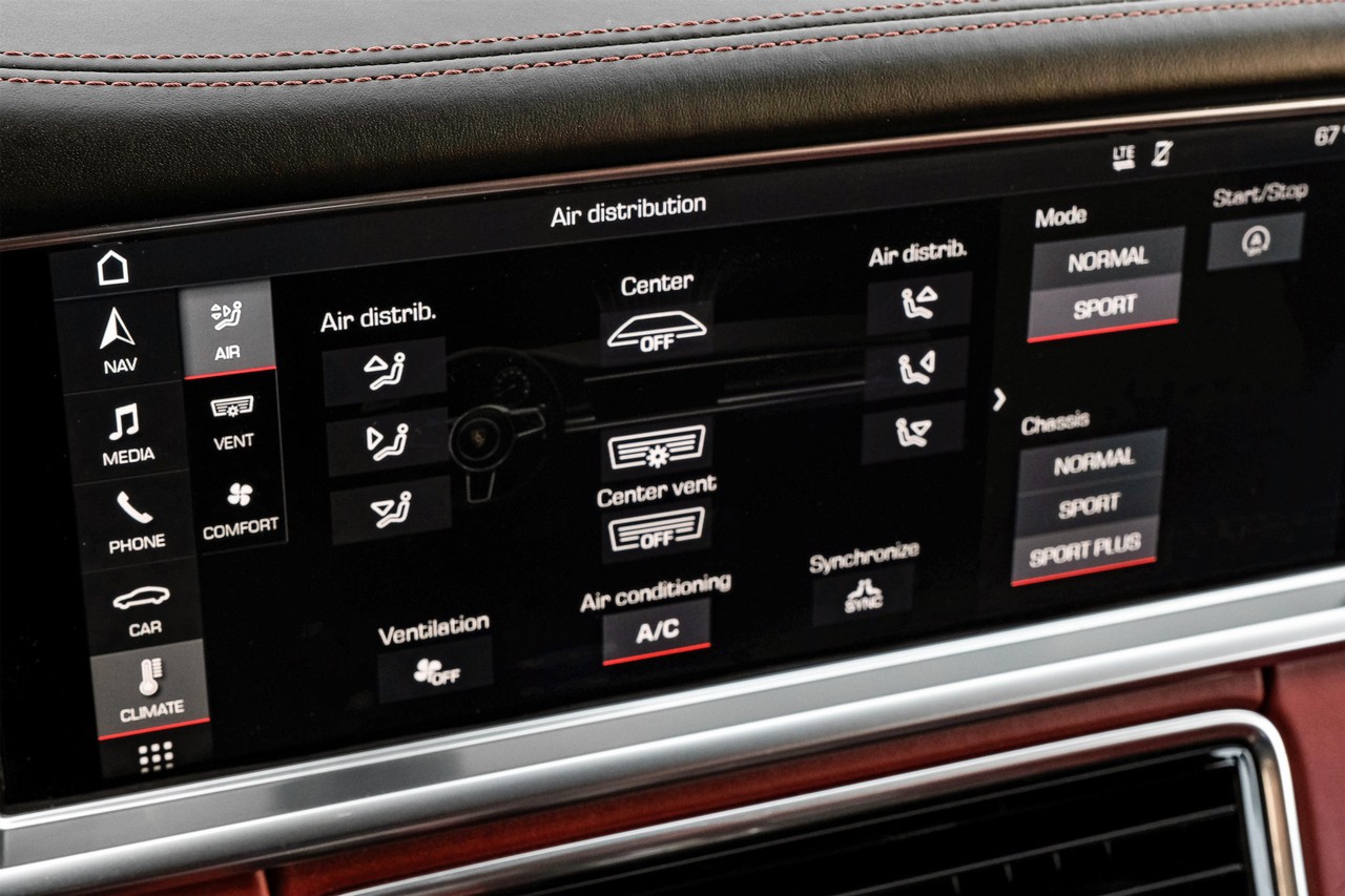 Porsche Panamera Vehicle Main Gallery Image 30