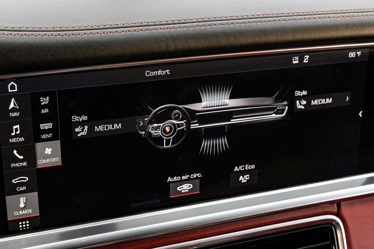 Porsche Panamera Vehicle Main Gallery Image 31