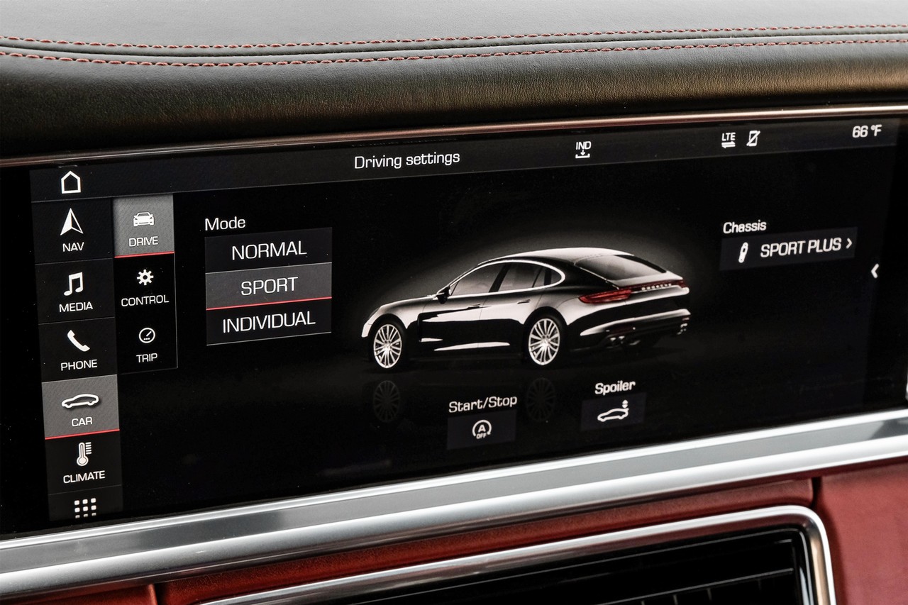 Porsche Panamera Vehicle Main Gallery Image 32