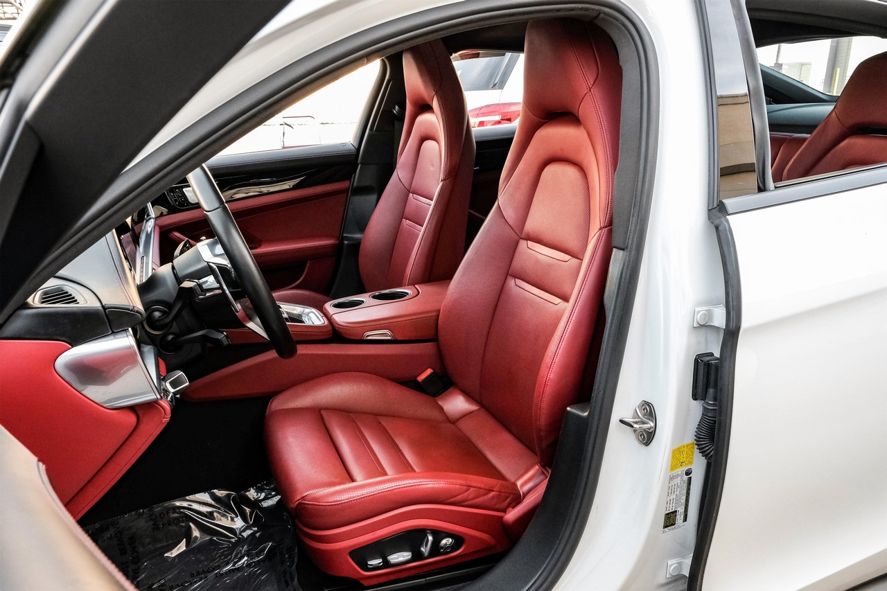 Porsche Panamera Vehicle Main Gallery Image 34