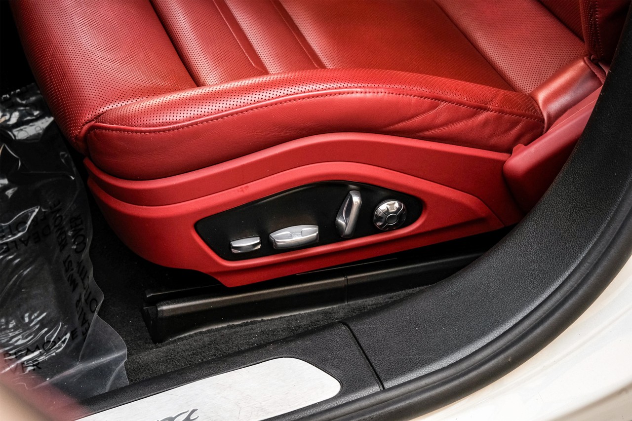 Porsche Panamera Vehicle Main Gallery Image 35