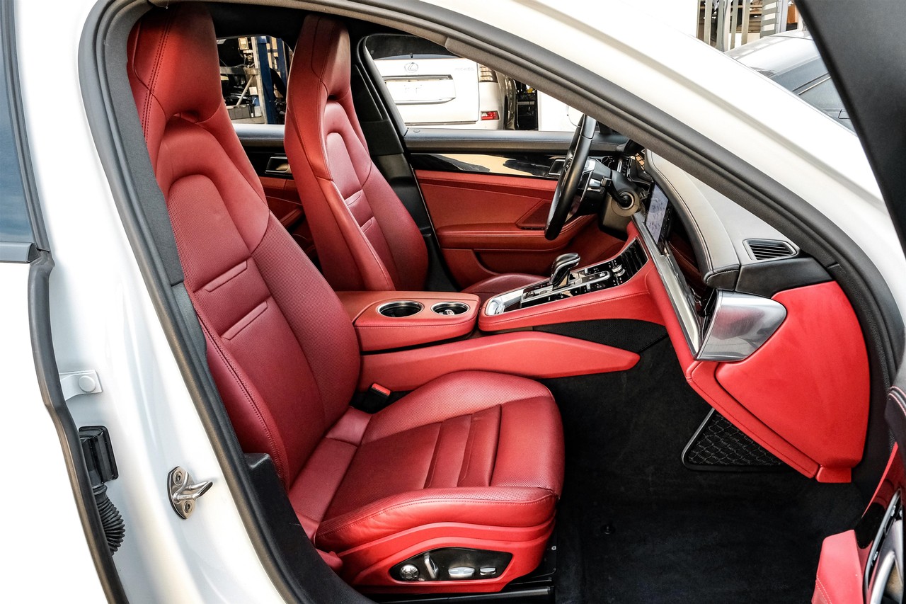 Porsche Panamera Vehicle Main Gallery Image 36