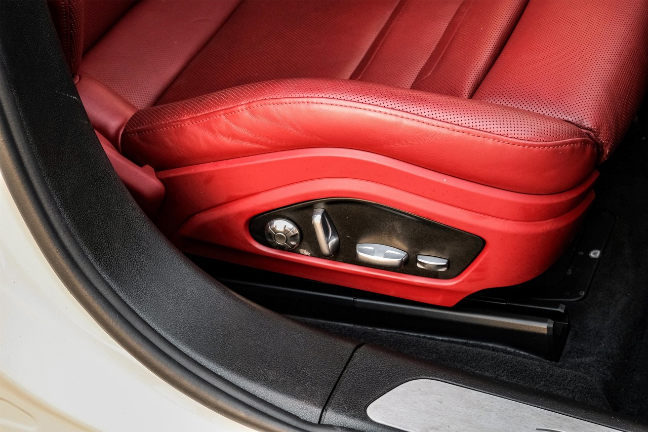 Porsche Panamera Vehicle Main Gallery Image 38