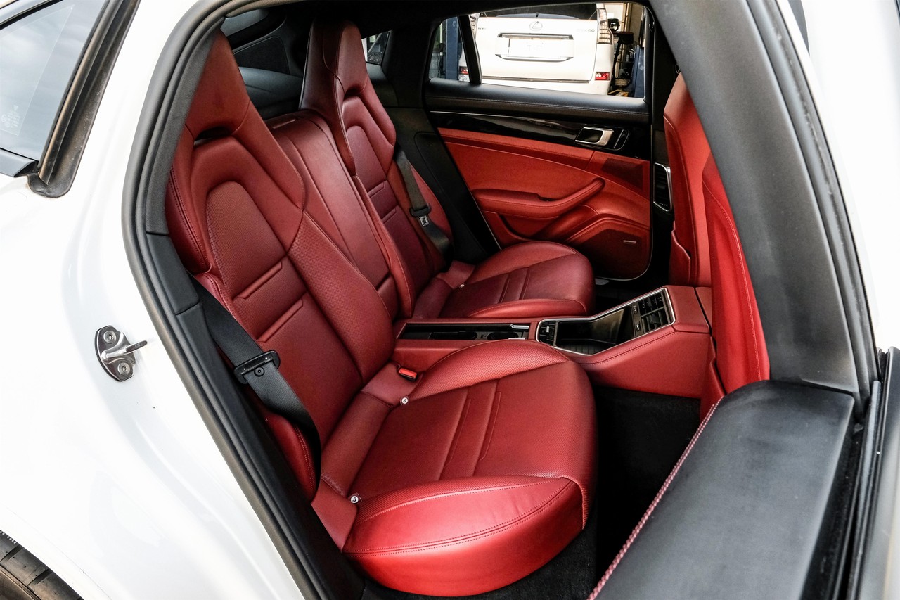 Porsche Panamera Vehicle Main Gallery Image 39