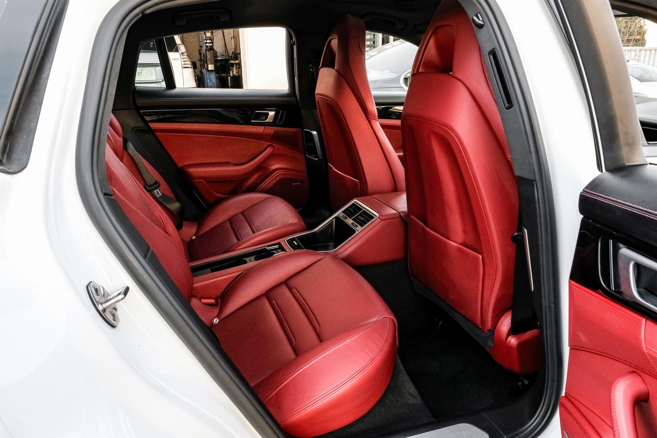 Porsche Panamera Vehicle Main Gallery Image 40