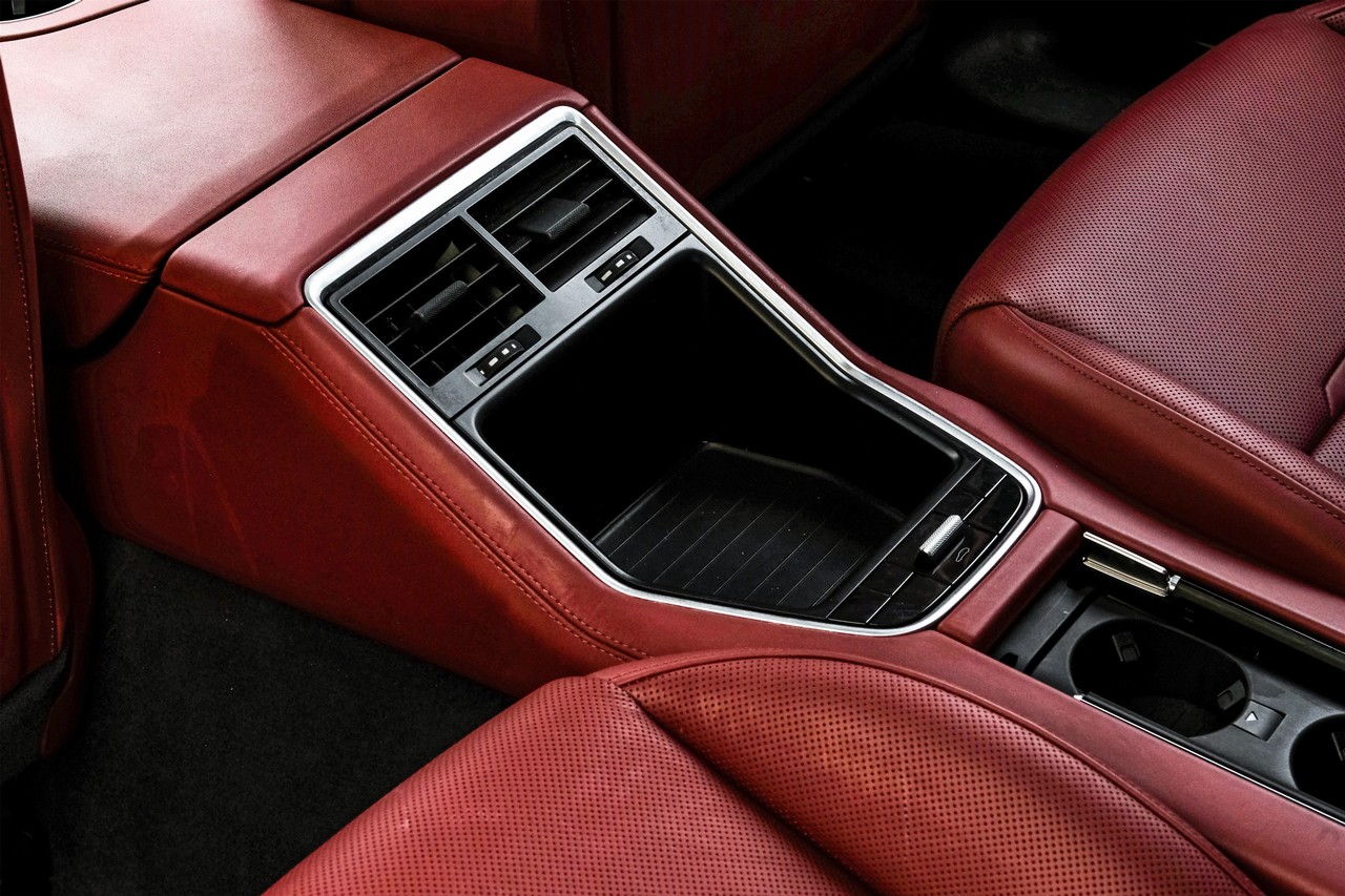 Porsche Panamera Vehicle Main Gallery Image 41