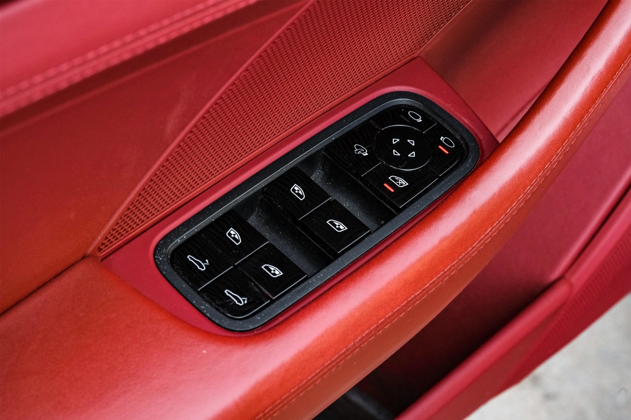 Porsche Panamera Vehicle Main Gallery Image 47