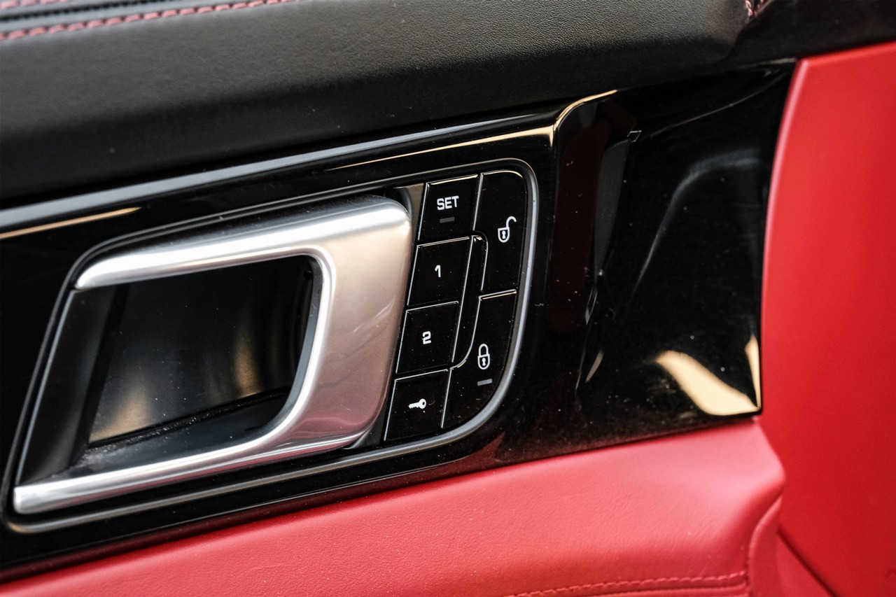 Porsche Panamera Vehicle Main Gallery Image 48