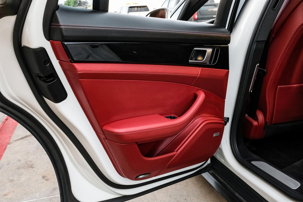 Porsche Panamera Vehicle Main Gallery Image 51